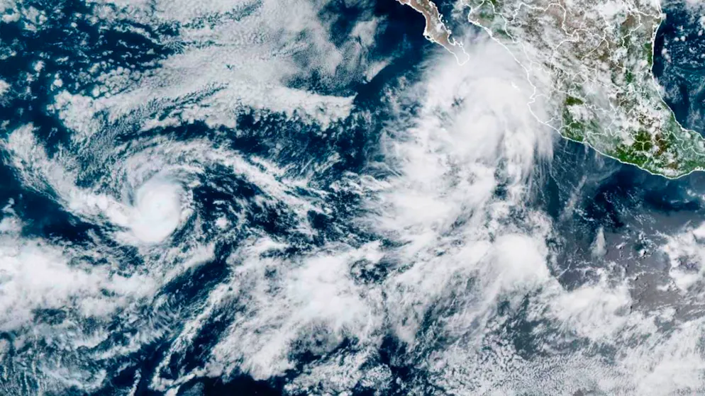 HANDOUT - Dieses von der NOAA zur Verfügung gestellte Bild zeigt den Tropensturm «Lorena» (oben, r) vor der Westküste Mexikos und den Hurrikan «Kiko» (l) in den offenen Gewässern des östlichen Pazifiks. Foto: Uncredited/NOAA/AP/dpa - ACHTUNG: Nur zur redaktionellen Verwendung im Zusammenhang mit der aktuellen Berichterstattung und nur mit vollständiger Nennung des vorstehenden Credits