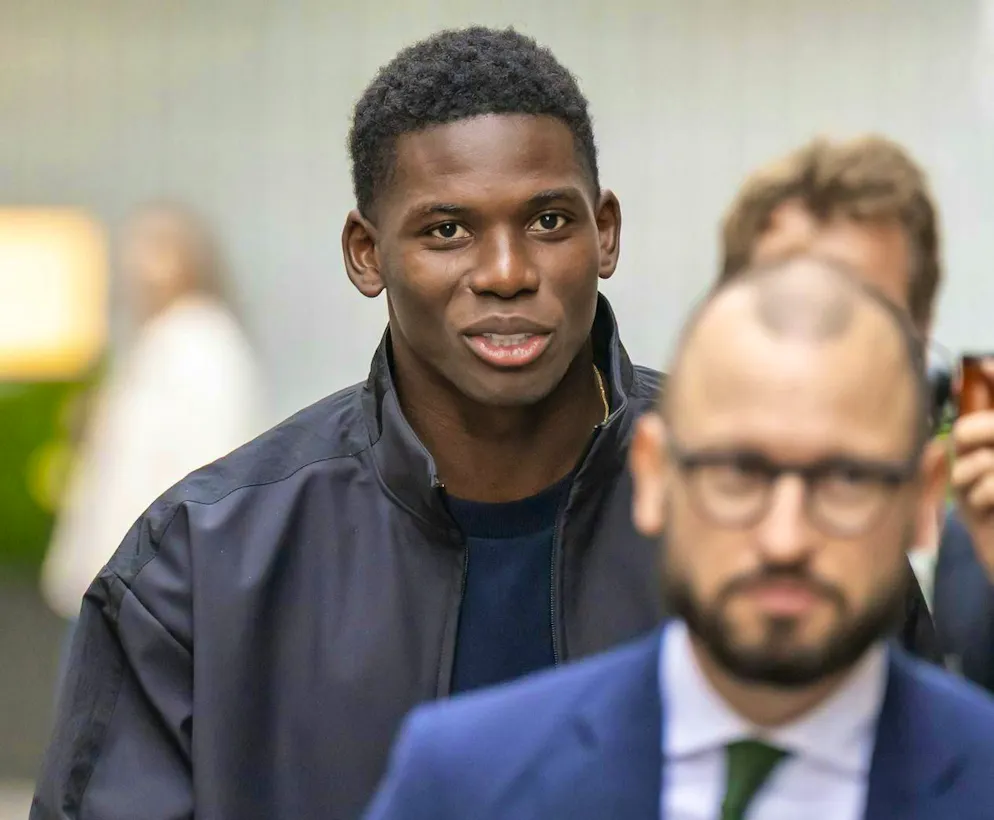Soccer Breel Embolo and his defense lawyer (right) in front of the courthouse.