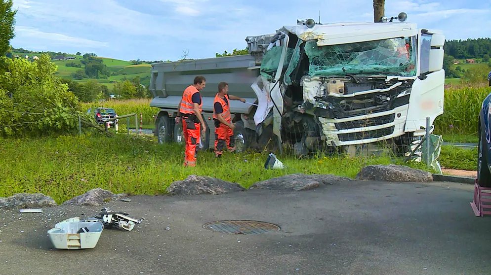 Neftenbach. The driver had to be taken to hospital for a check-up.