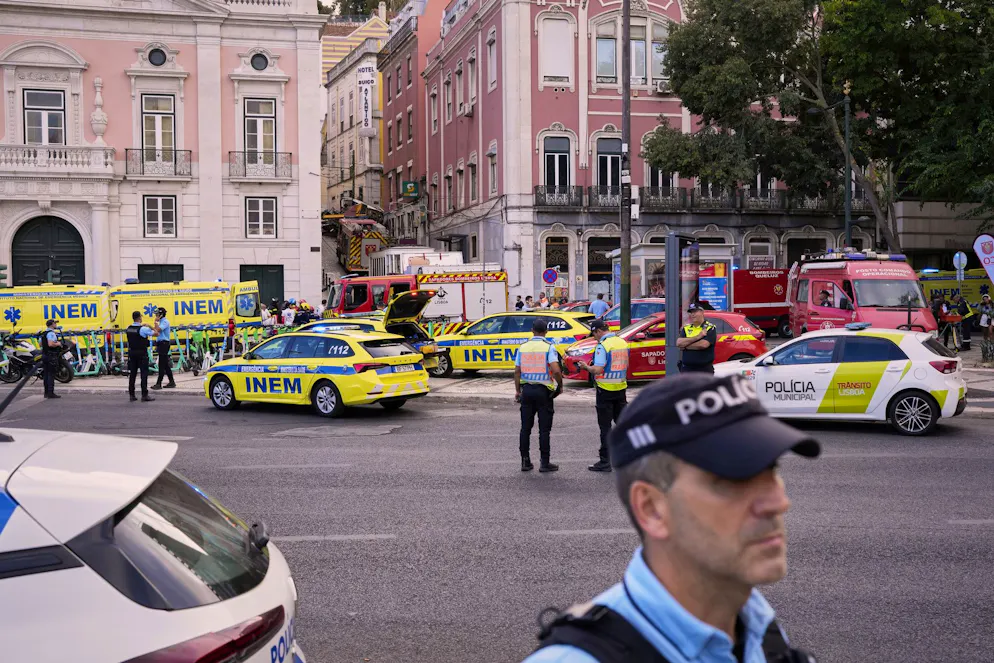 Deraglia la funicolare di Gloria a Lisbona, almeno 3 morti. Squadre di intervento al lavoro sulla celebre funicolare