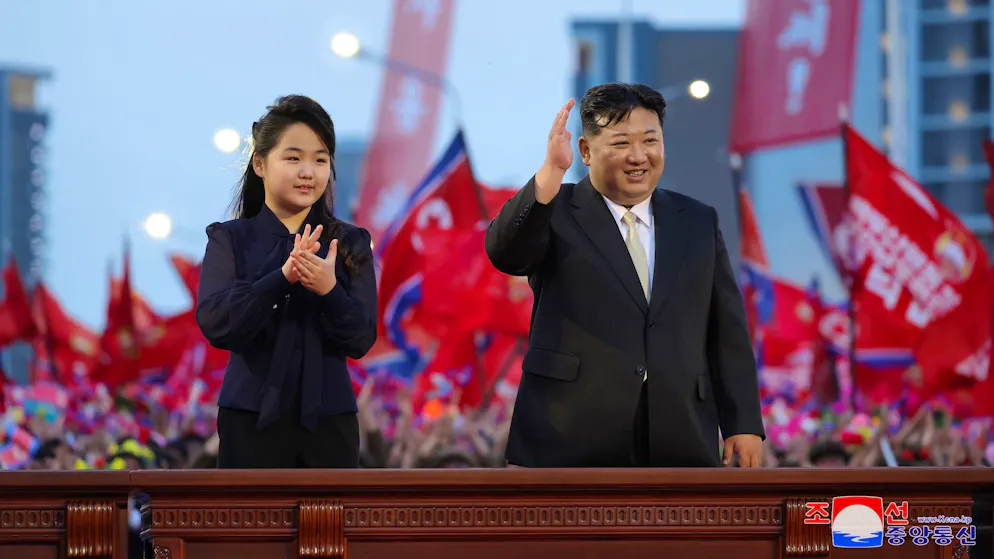 Wird sie seine Nachfolgerin?. Kim nimmt mysteriöse Tochter mit nach China – und heizt Spekulationen an