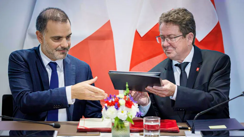 Le ministre délégué chargé du commerce extérieur et des Francais de l'étranger Laurent Saint-Martin et le conseiller fédéral Albert Roesti ont signé jeudi à Genève deux accords renforçant la coopération sur les eaux transfrontalières du Rhône et du Léman.