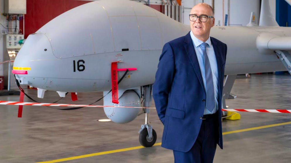 Verteidigungsminister Martin Pfister mit einer Drohne des Aufklärungsdrohnensystems 15 (ADS-15). (Archivbild)