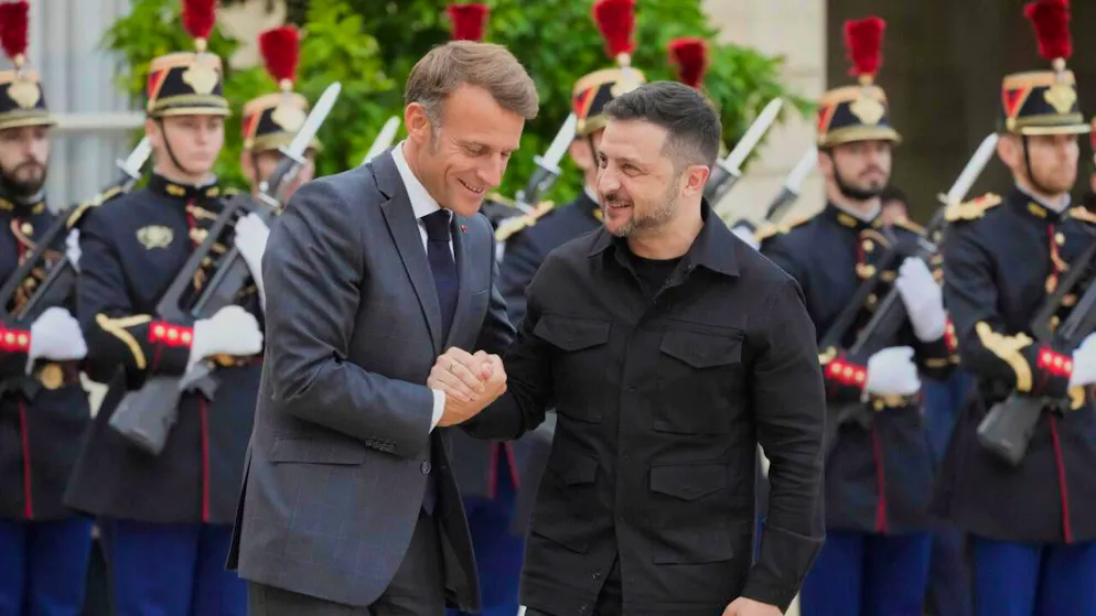 dpatopbilder - Der französische Präsident Emmanuel Macron (l), links, begrüßt Wolodymyr Selenskyj, Präsident der Ukraine, vor einem Treffen im Elysee-Palast. Foto: Michel Euler/AP/dpa