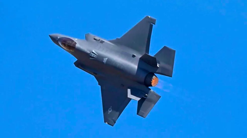 Un caccia F-35 durante un volo dimostrativo.