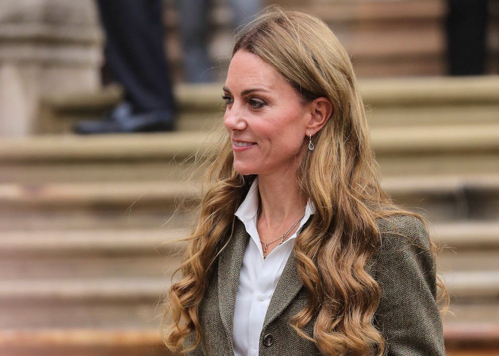 Ecco le prime foto ufficiali della principessa Kate con il nuovo look  biondo | blue News