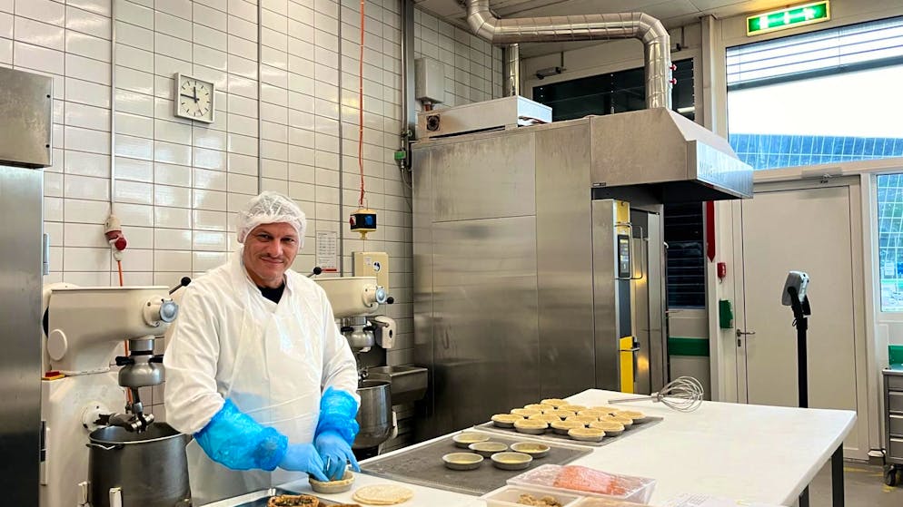 La più grande cucina svizzera. Ecco come viene preparato il cibo che si mangia in prima e business class sugli aerei