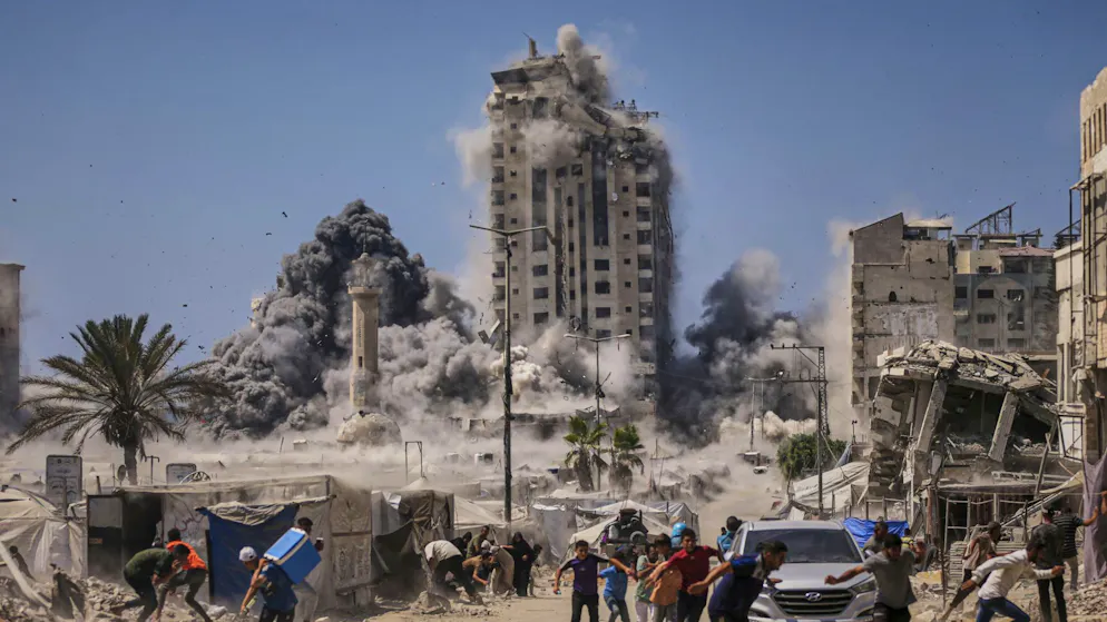 Medio Oriente. Bombe sui grattacieli a Gaza City, Katz: «Israele ha aperto la porta dell'inferno»