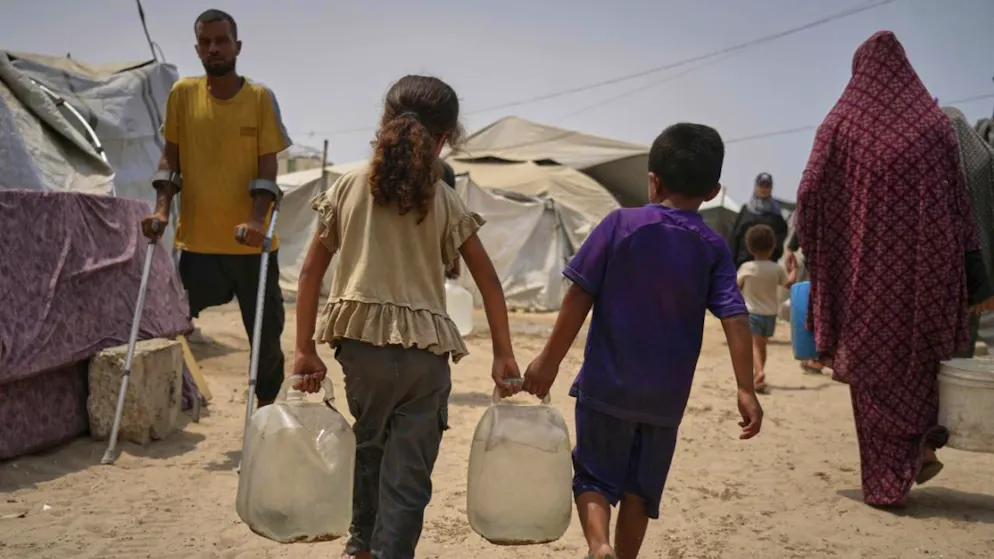 Due bambini trasportano acqua a Gaza City