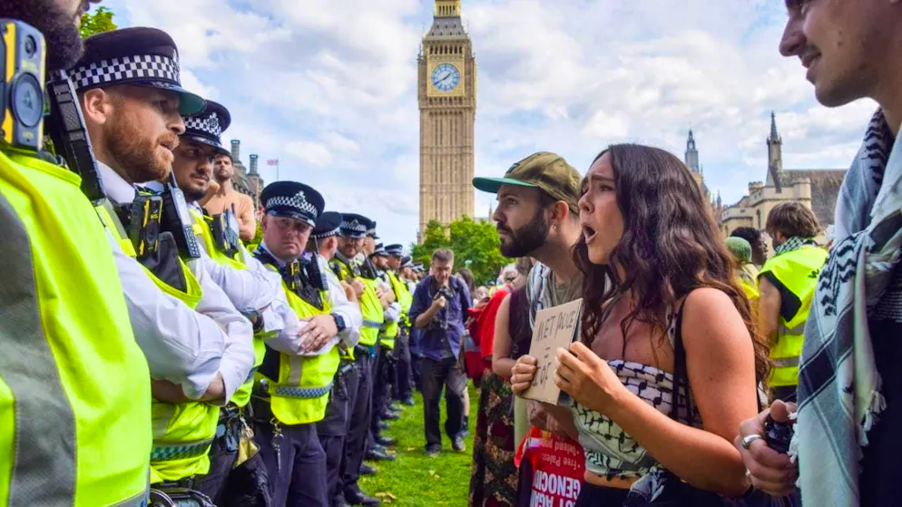 Demonstrators confront police officers in Parliament Square in London. Photo: Vuk Valcic/ZUMA Press Wire/dpa