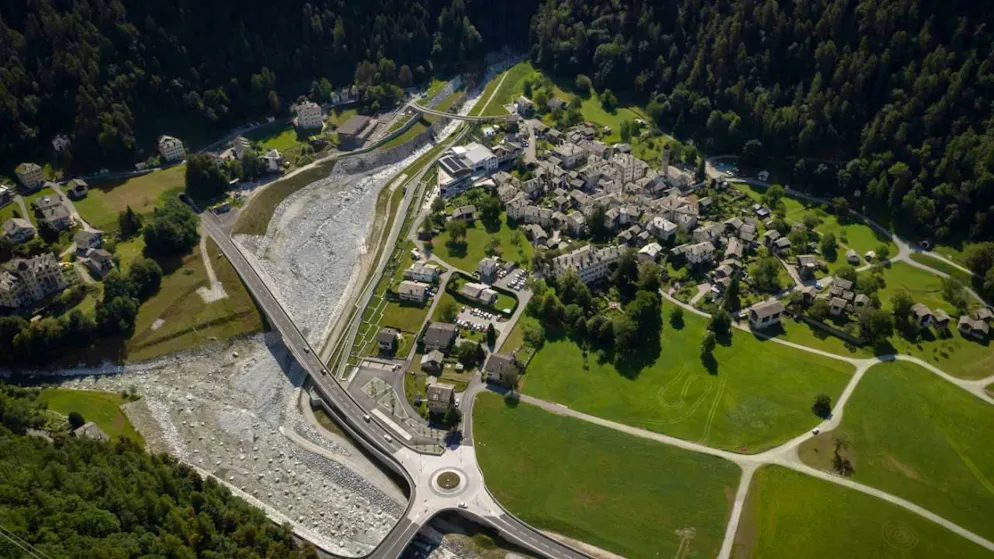 Una prospettiva dall'alto sul cantiere ora terminato di Bondo II in Val Bregaglia. Nuovi ponti, argini e strade rialzate proteggeranno il paese da future colate detritiche.