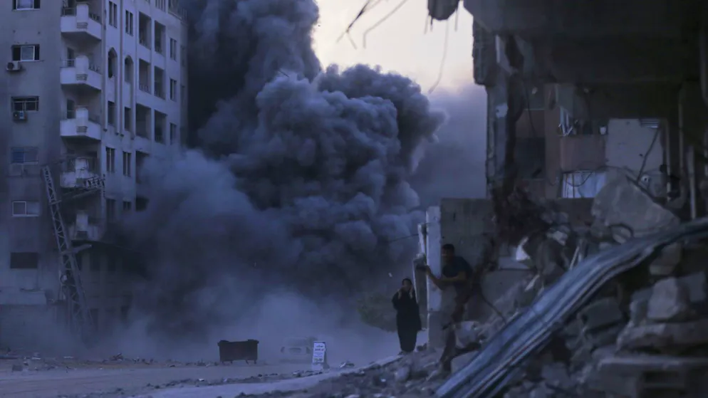 A Gaza City. L'Idf rade al suolo il terzo grattacielo in 3 giorni, raid pure su tende e una scuola-rifugio