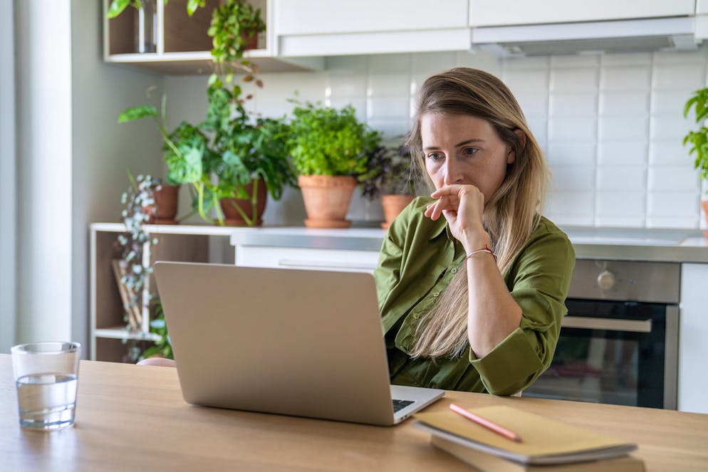 Die hormonelle Veränderung führt bei vielen Frauen zu Müdigkeit (Symbolbild).