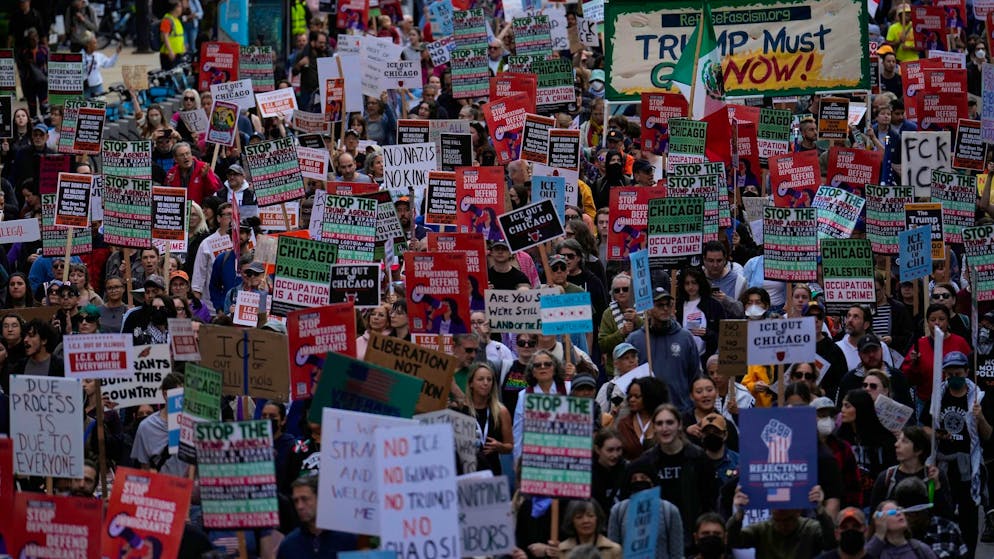 Klage, Verbotszone: Widerstand in Chicago gegen Trump wächst - Gallery. Schon in mehreren Städten hat Trumps aggressiver Politikstil Proteste ausgelöst.