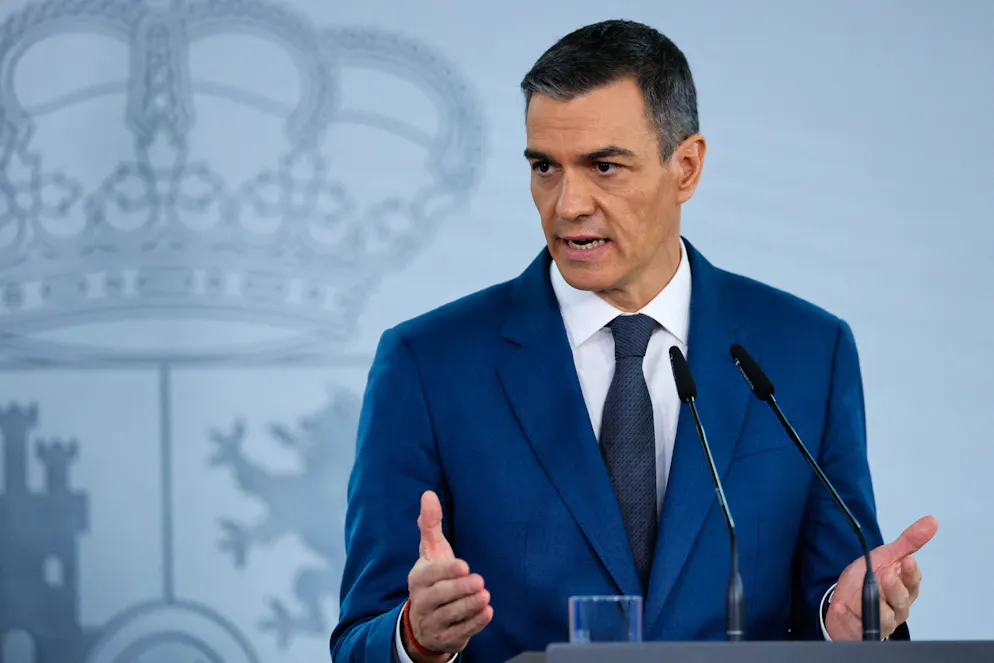 Le Premier ministre espagnol, Pedro Sánchez, fait un geste lors d'une conférence de presse à l'issue du Conseil des ministres au palais de la Moncloa, à Madrid, le 5 novembre 2024 (archives).