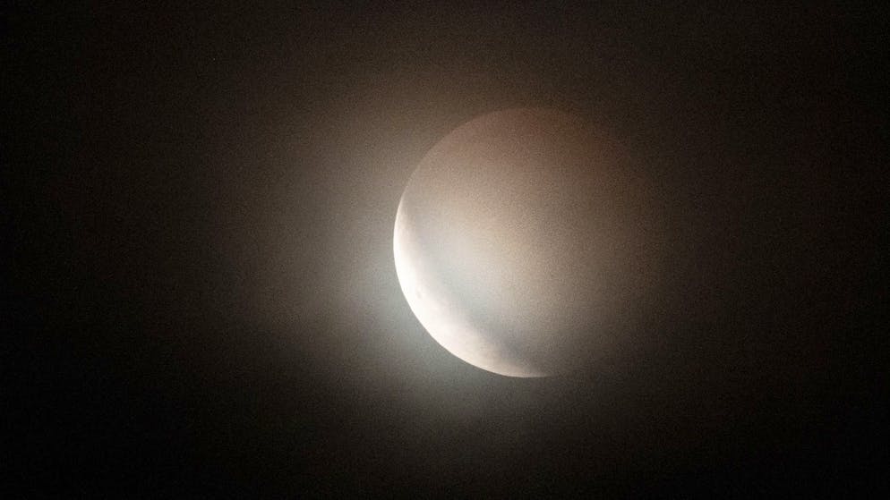 Himmelsspektakel. Die Erde taucht den Mond in ihren Schatten