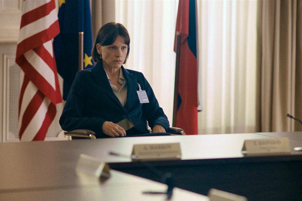 The Deal. Leader of a delicate meeting: Veerle Baetens as Alexandra Weiss.
