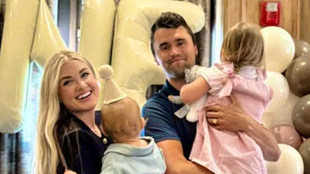 Sola con due bambini. Miss Arizona, podcaster, mamma: ecco chi è Erika, la vedova di Charlie Kirk