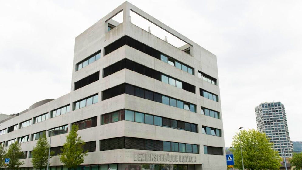 Das Bezirksgericht Dietikon hat einen 43-jährigen Mann unter anderem wegen Vergewaltigung und versuchter Zwangsheirat zu sechs Jahren Gefängnis veruteilt.