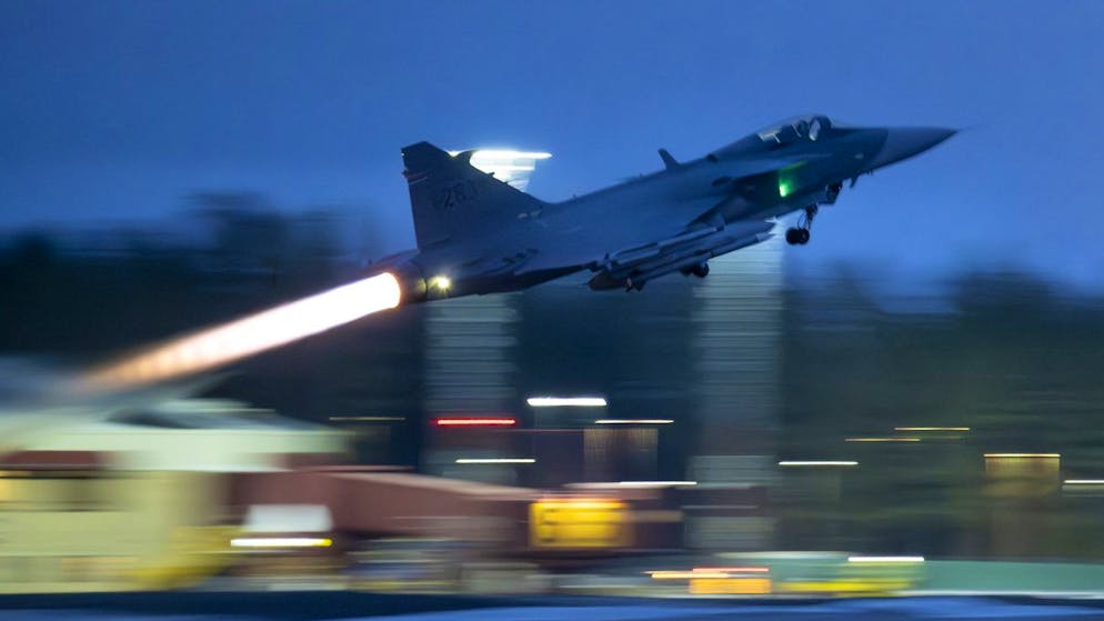 Start einer JAS 39 Gripen C/D takes vom Flughafen Lulea-Kallax: Schweden hat Polen angeboten, Ka,pfjets zur Verteidigung zu schicken.