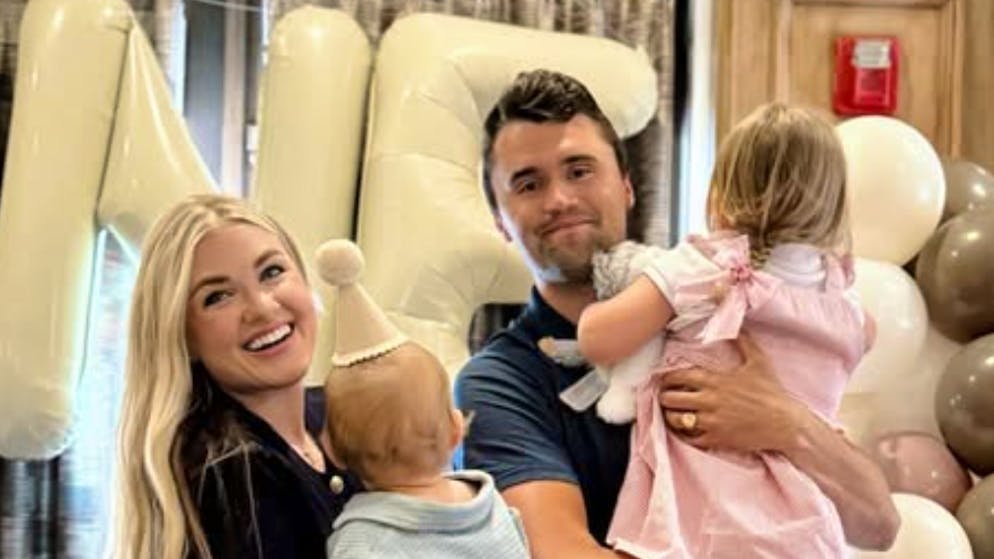 Alone with two children. Miss Arizona, podcaster, mother - that's Charlie Kirk's widow Erika