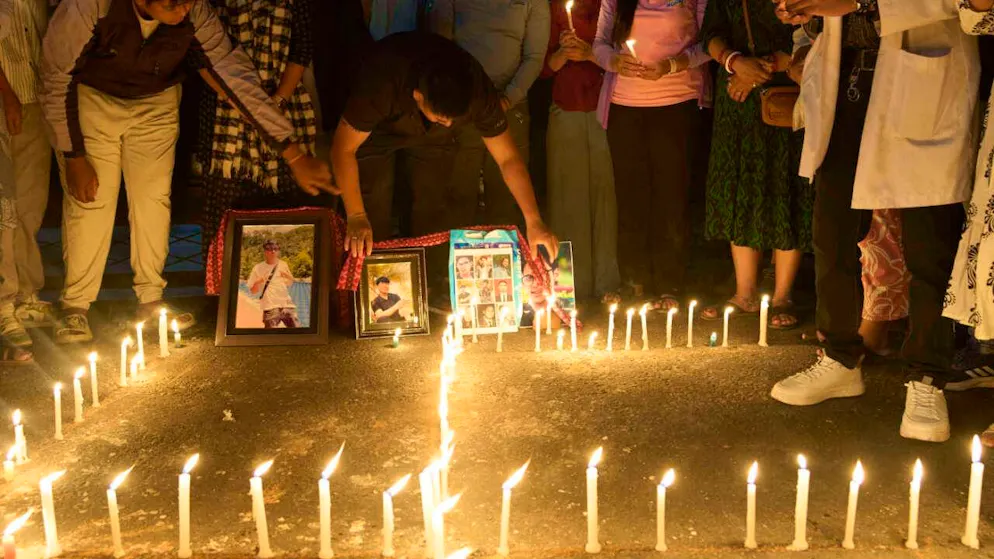 I famigliari di alcune delle vittime davanti a un ospedale di Kathmandu.