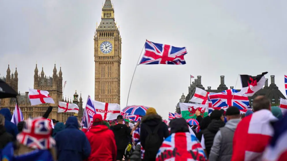 Union Jacks, slogans anti-migrants.... Enorme manifestation à l'appel du militant Tommy Robinson