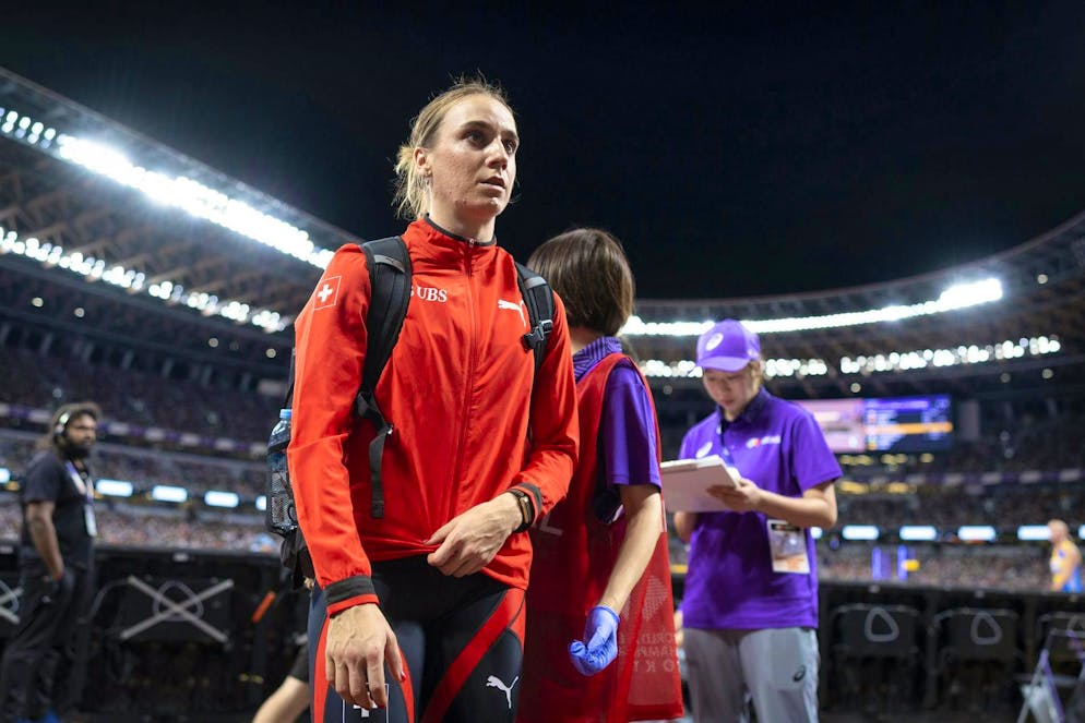 Oyna oldida yalangoch qizlar (emo surat)