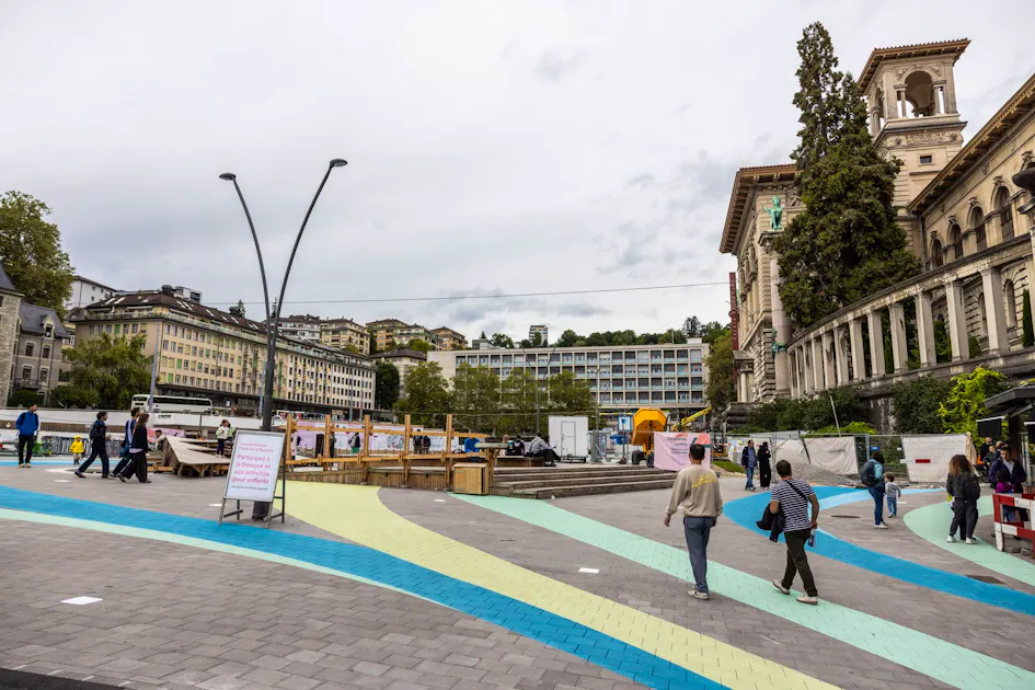 Une fresque géante habille la place de la Riponne | blue News