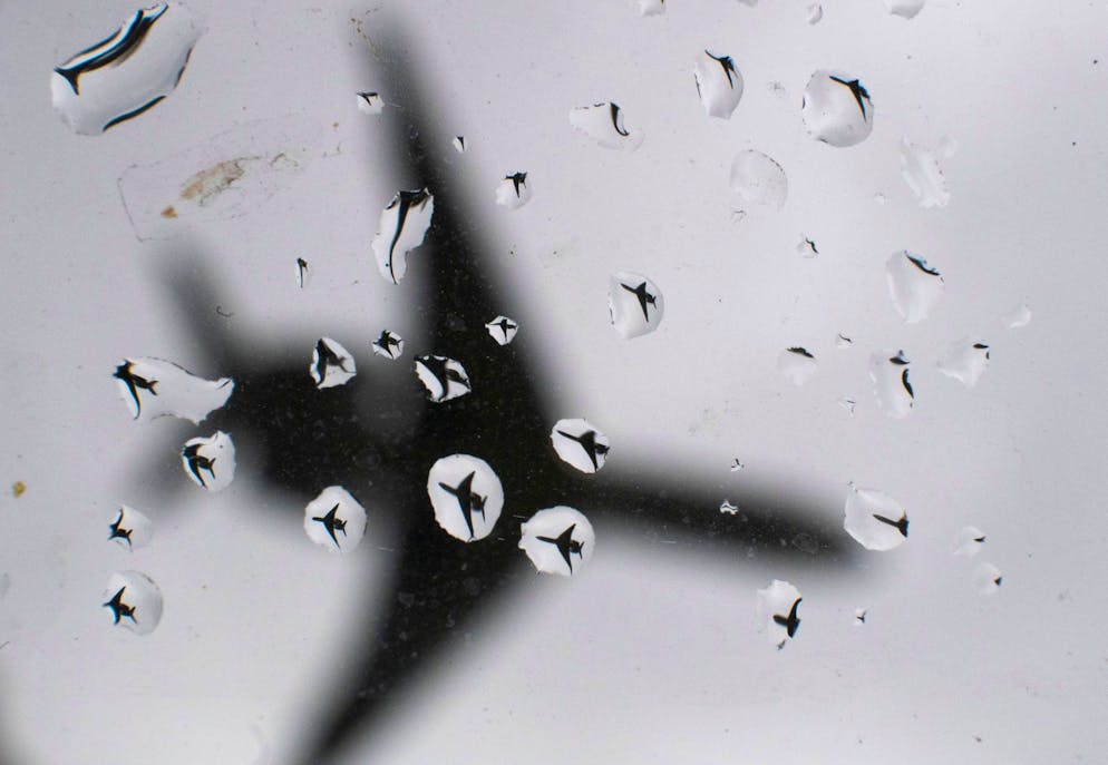 Die geheimen Codes der Flight Attendants. «Hugo» wird vor allem im deutschen Flugverkehr als Codewort für einen Verstorbenen oder eine Verstorbene genutzt. Falls eine Leiche in einem Flugzeug mit englischsprachiger Crew transportiert wird, gibt es dafür eine andere Bezeichnung: «Jim Wilson». Dieser Code lässt sich im ersten Moment nicht sofort dekodieren: Der Name stammt von der Bezeichnung der Flugsärge, die Leichen in Eis verpackt befördern.