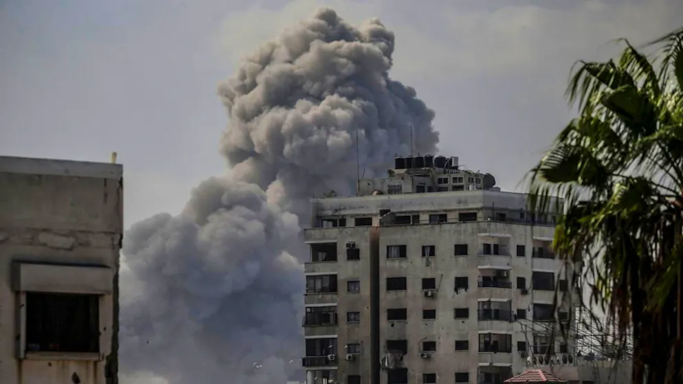 L'aeronautica israeliana ha colpito oggi diversi obiettivi nella città di Gaza, in cui da stanotte si trovano anche truppe di terra.