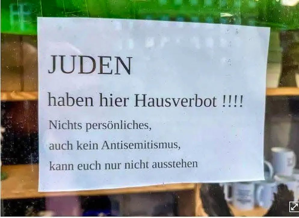 Il cartello fuori da un negozietto in Germania