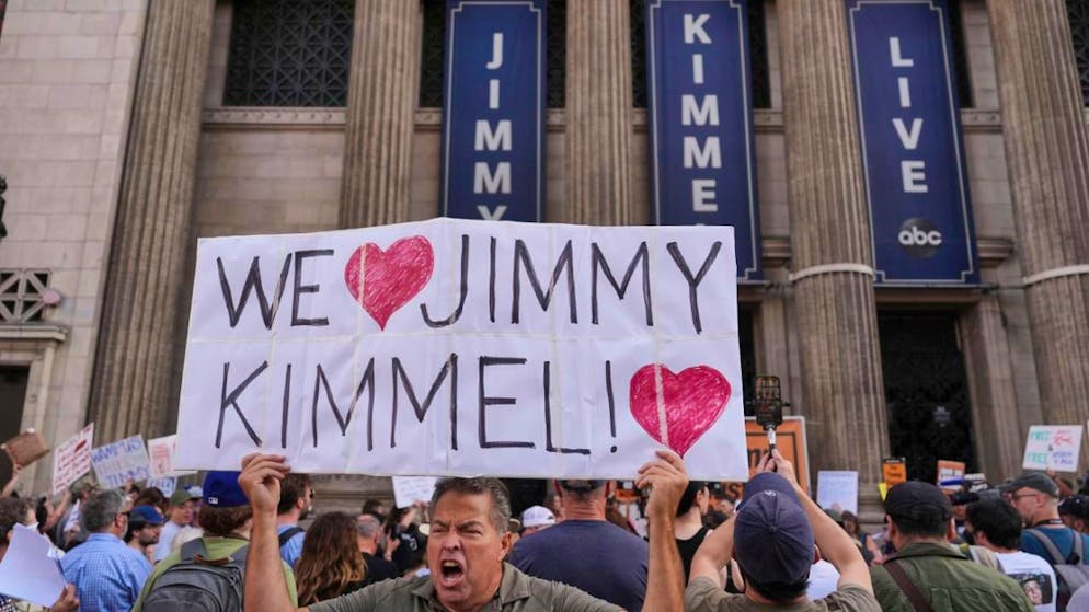 dpatopbilder - Oscar Villanueva hält ein Schild vor dem El Capitan Entertainment Centre, wo die Late-Night-Show "Jimmy Kimmel Live!" produziert wurde. Foto: Jae C. Hong/AP/dpa