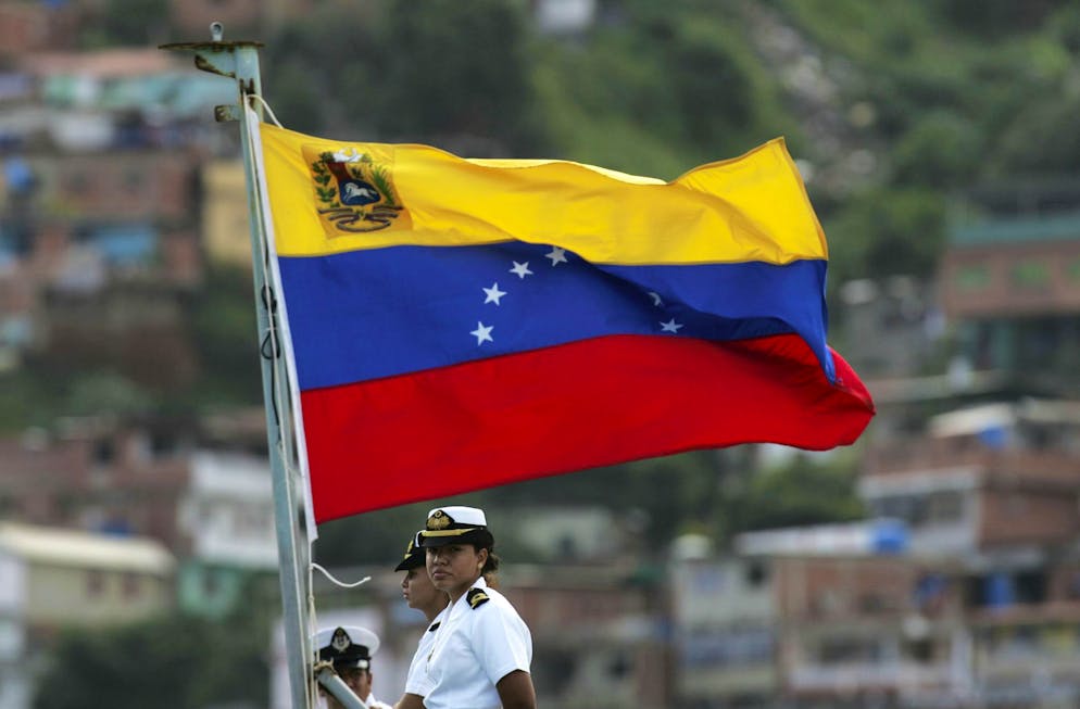 Des marins vénézuéliens se tiennent à côté d'un drapeau national lors d'une cérémonie d'accueil (archives).