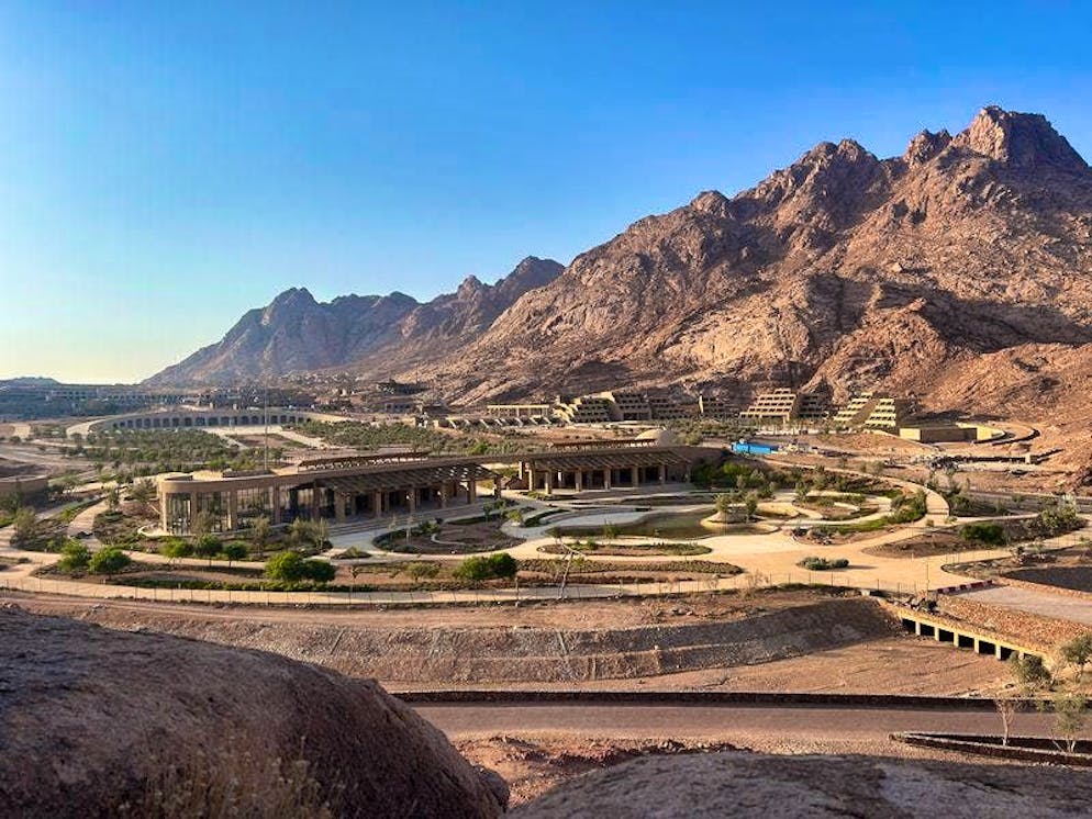 Parti del progetto di costruzione in corso vicino al monastero di Santa Caterina.