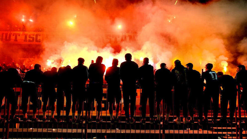 Chaos après YB–Aarau. Supporters brûlés, police prise pour cible, train bloqué