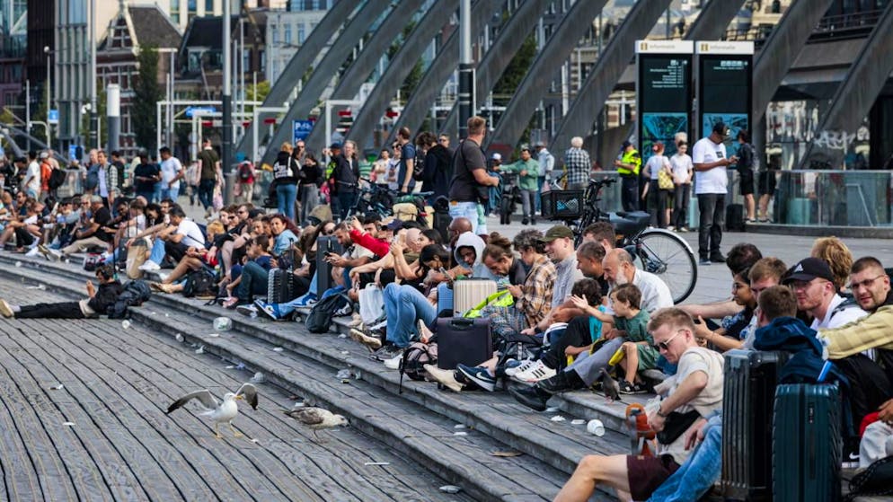 Turisti nei pressi della stazione centrale di Amsterdam. (foto del 27 luglio 2025)