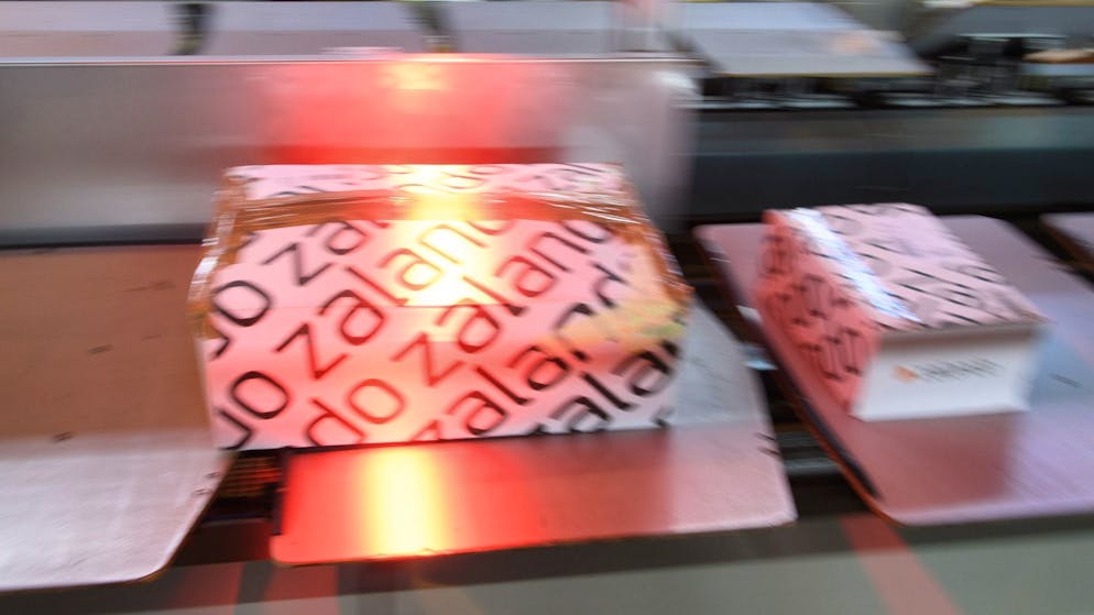 Zalando-Logistik in Daillens, Vaud: Das Online-Versandwarenhaus schmeisst angeblich viele retorunierte Artikel weg.