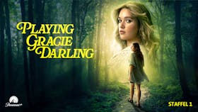 Playing Gracie Darling: Frau läuft auf Waldweg.