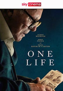 Filmposter von One Life: Anthony Hopkins betrachtet Fotos.