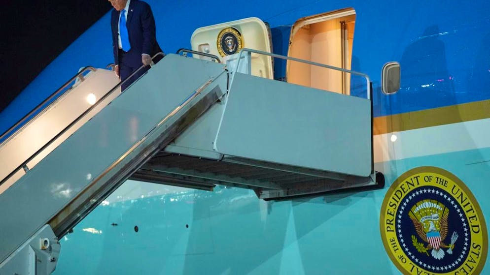 US-Präsident Donald Trump kommt in der Air Force One auf dem John F. Kennedy International Airport an. Foto: Evan Vucci/AP/dpa
