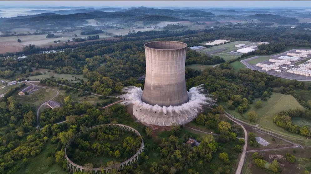 Sprengung pulverisiert Kühlturm in Sekunden. Nie vollendetes Kernkraftwerk erfolgreich zurückgebaut