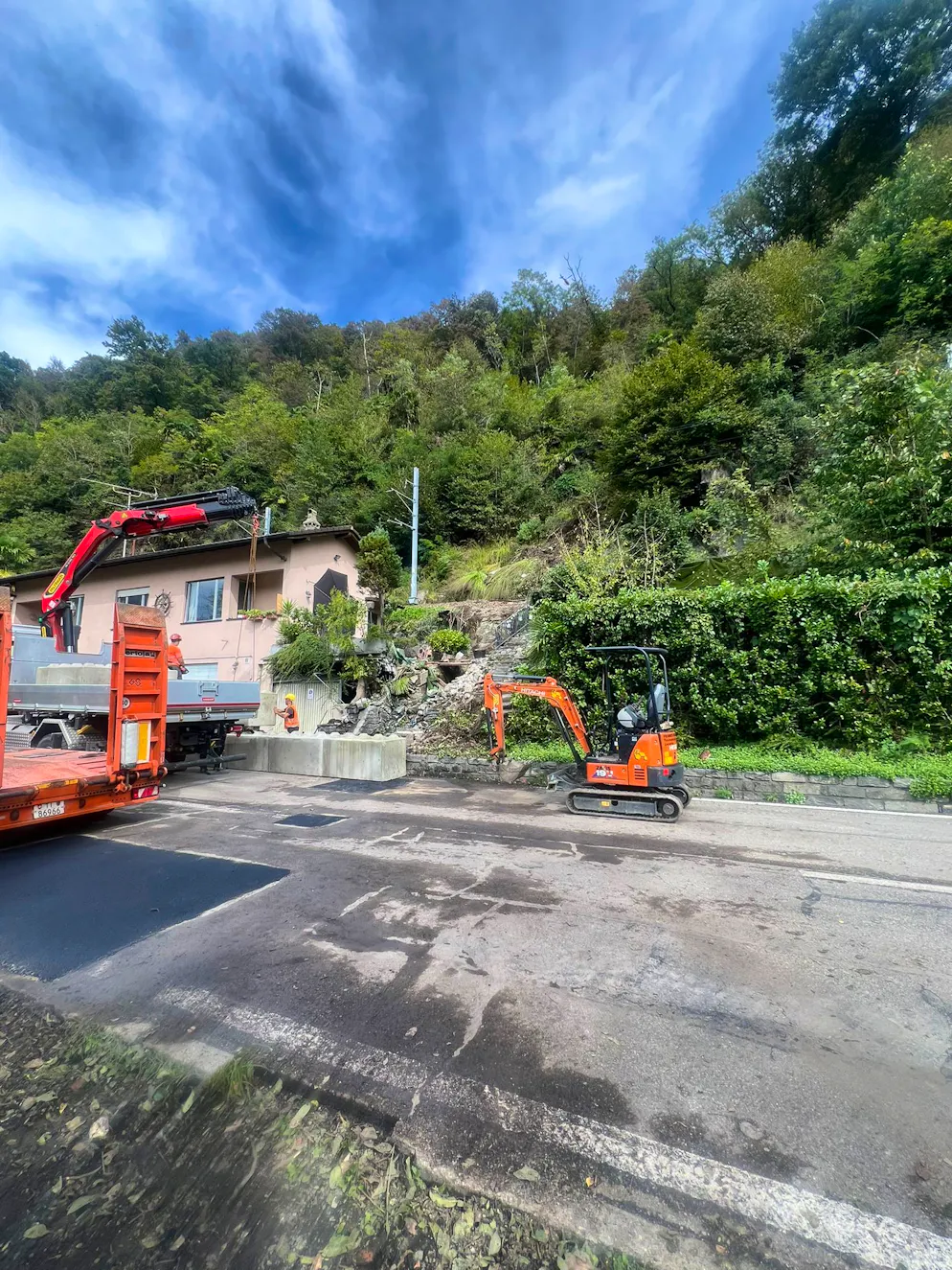 Operai al lavoro sulla strada cantonale a Solduno. Operai al lavoro