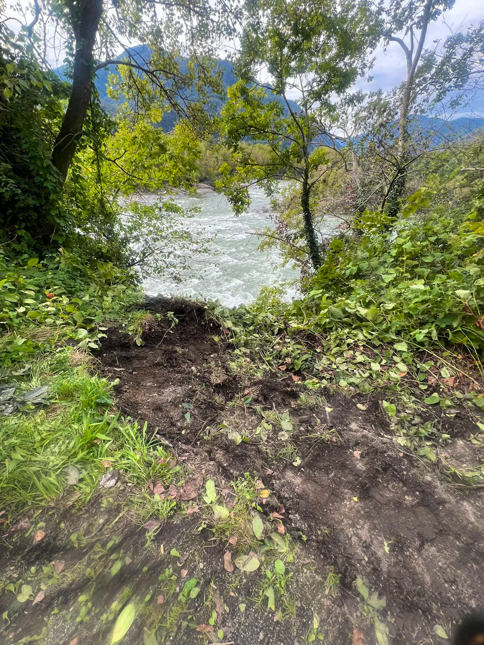 Operai al lavoro sulla strada cantonale a Solduno. La frana caduta nel bosco