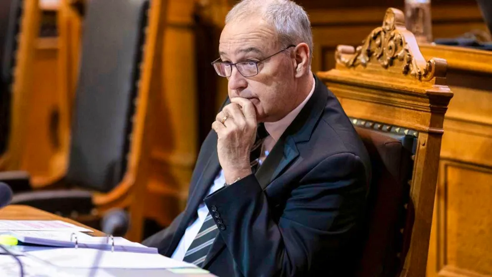 Economics Minister Guy Parmelin believes that monitoring takeovers of Swiss companies by foreign investors is superfluous. Nevertheless, the Council of States has approved a corresponding bill.