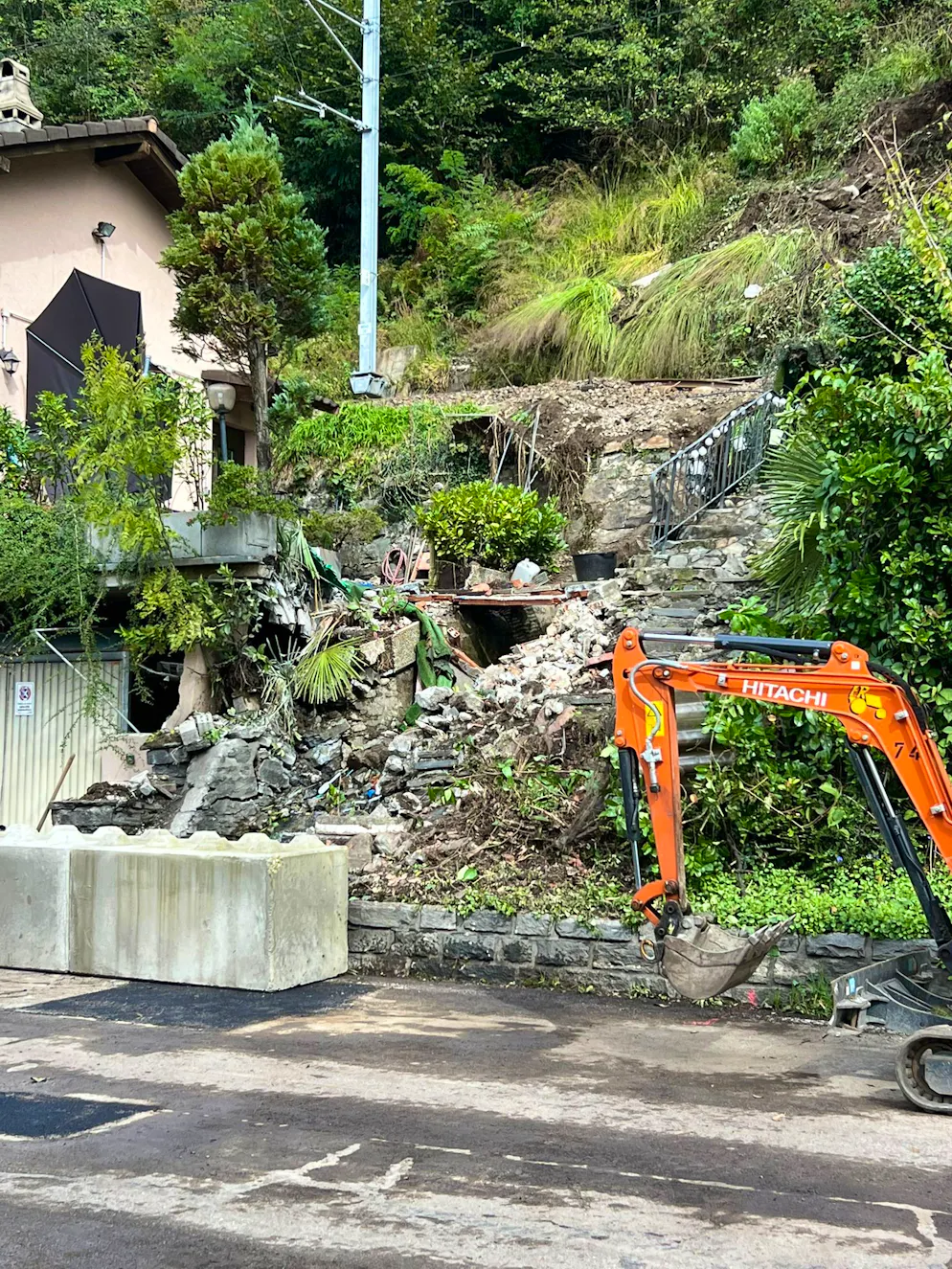 Operai al lavoro sulla strada cantonale a Solduno. Operai al lavoro