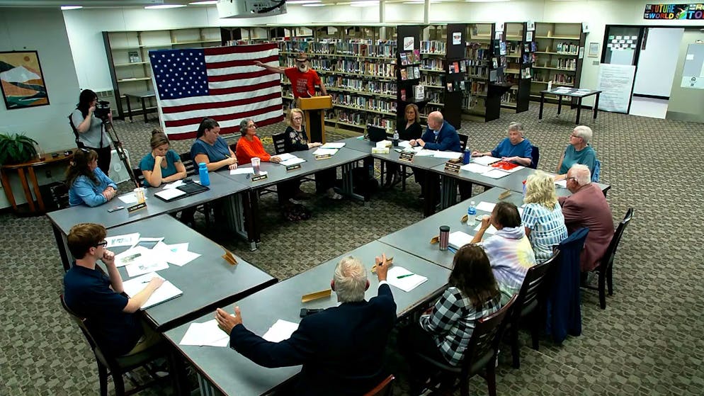 Suspendierung eines Lehrers am Ursprung. Schulratssitzung eskaliert nach Charlie-Kirk-Kommentar