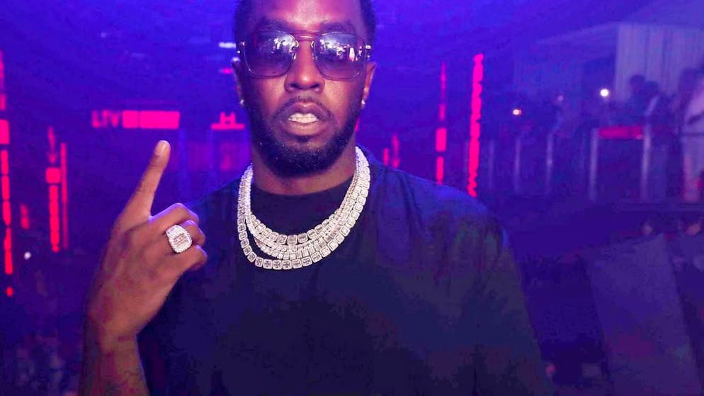 Son employé entre 2008 à 2018. Un styliste poursuit P. Diddy pour violence verbale, physique et sexuelle