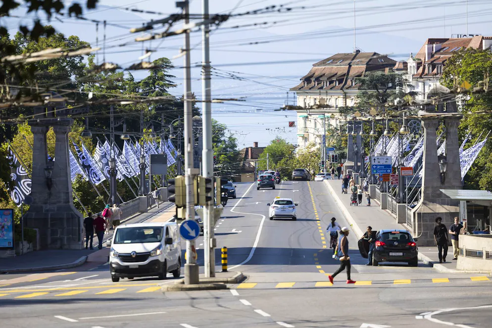 Des voitures passent sur le pont Chauderon le dimanche 7 septembre 2025 à Lausanne. La veille, un automobiliste de 56 ans a a forcé le passage à travers une manifestation propalestinienne non autorisée (KEYSTONE/Cyril Zingaro)