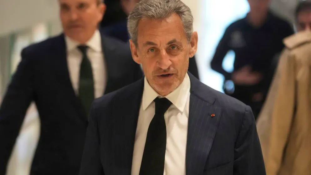 ARCHIV - Der ehemalige französische Präsident Nicolas Sarkozy trifft vor Gericht in Paris ein. Foto: Thibault Camus/AP/dpa